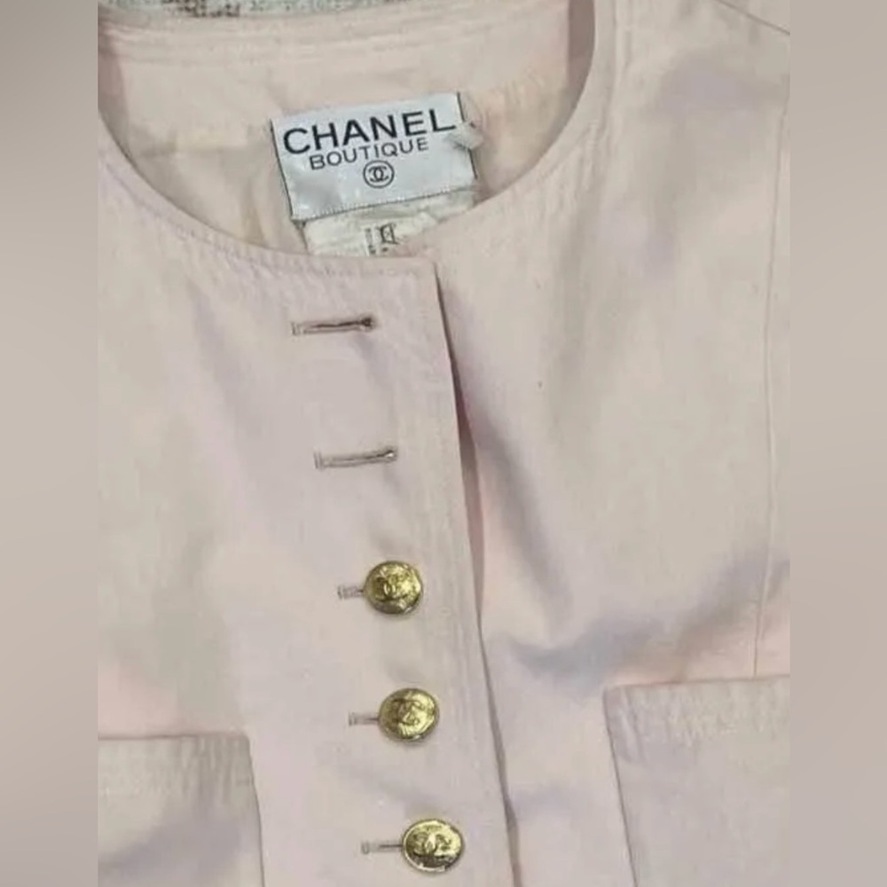 Chanel CC buttons in gold. - Picture 4 of 7
